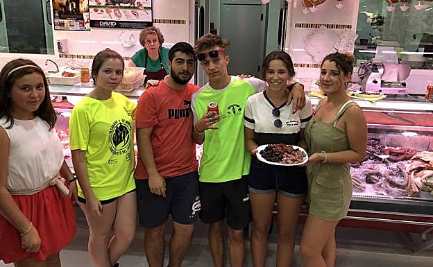 Los encargados de servir las chacinas, en la Carnicería David. 