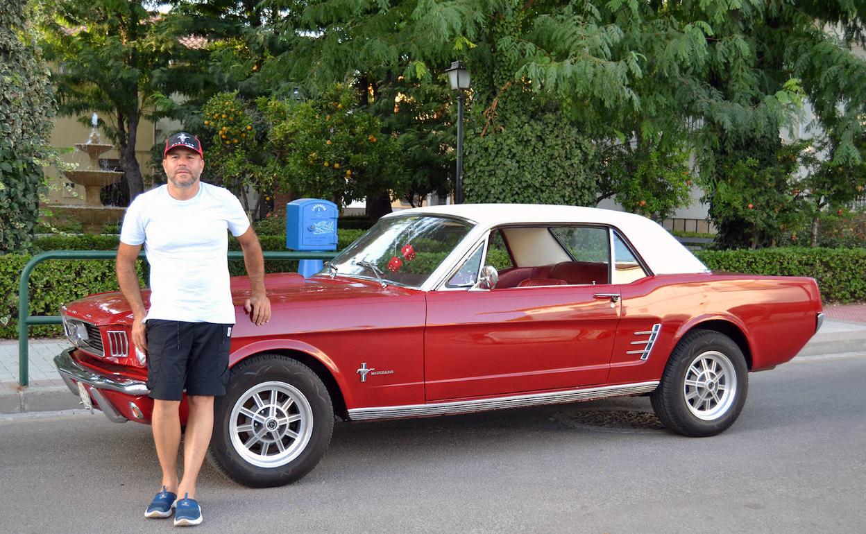Gustavo Salguero y su hijo Antonio con el Ford Mustang de 1966, en el barrio granadino de Bobadilla. 
