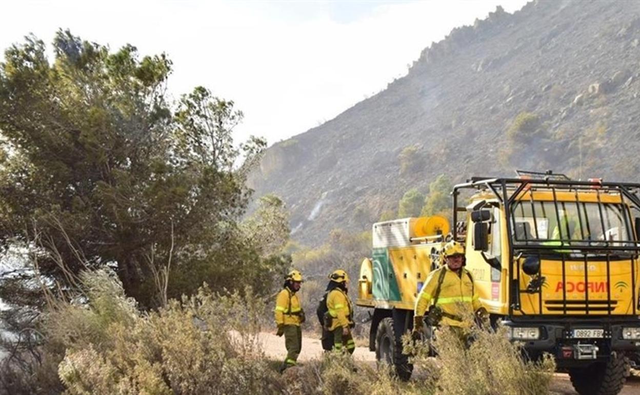 Controlado un incendio provocado por fuegos artificiales en Ragol tras calcinar 1,5 hectáreas