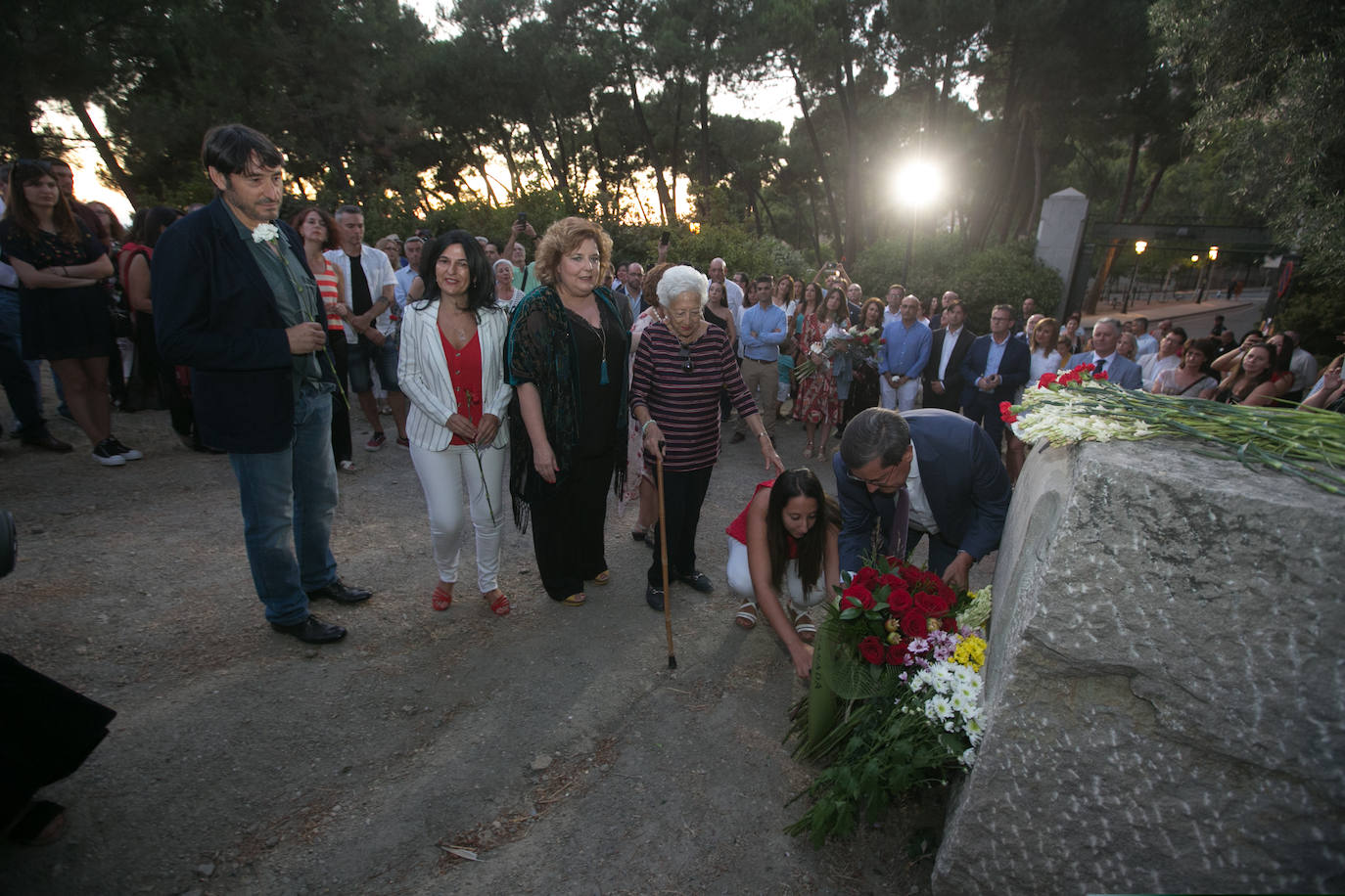 El actor Carmelo Gomez junto al nieto y la bisnieta de Agustín, el carpintero de El Fargue fusilado en la Guerra Civil, pusieron voz en el 83 aniversario de la muerte de García Lorca.