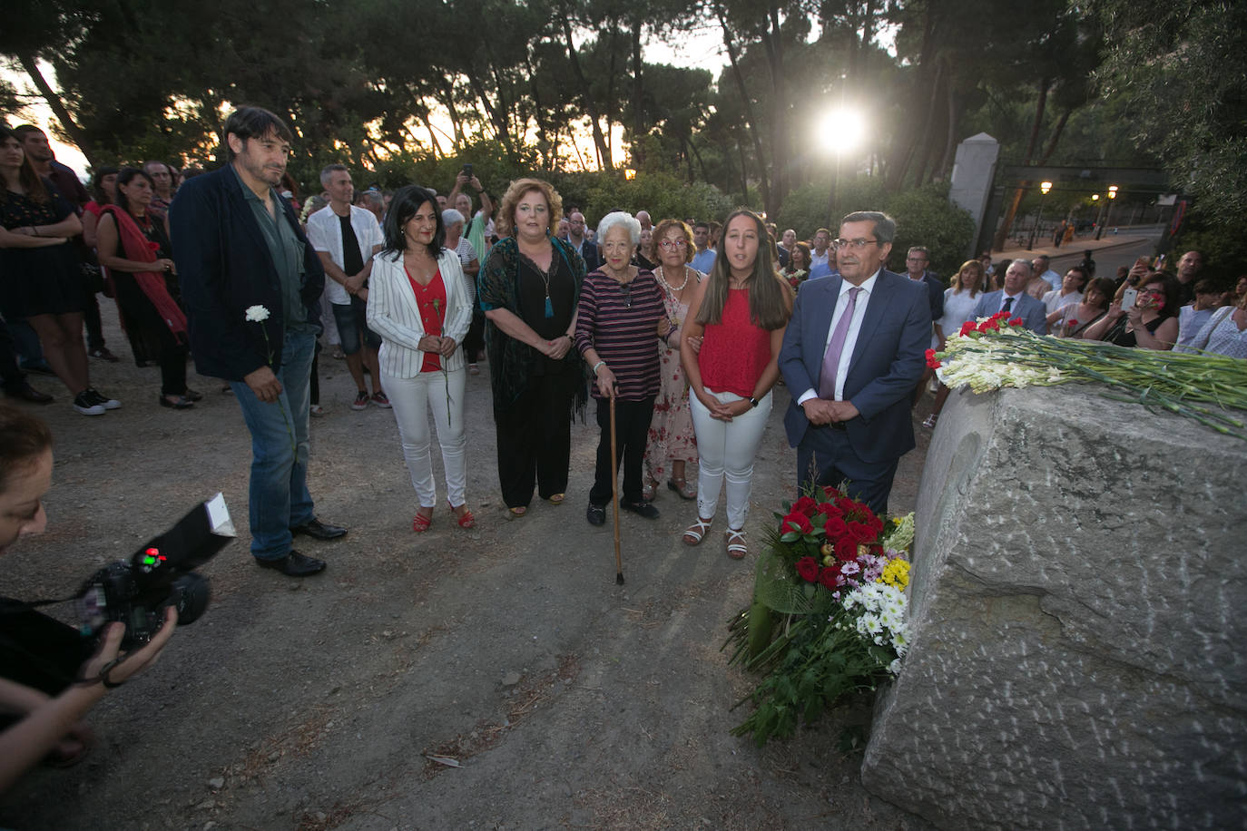 El actor Carmelo Gomez junto al nieto y la bisnieta de Agustín, el carpintero de El Fargue fusilado en la Guerra Civil, pusieron voz en el 83 aniversario de la muerte de García Lorca.