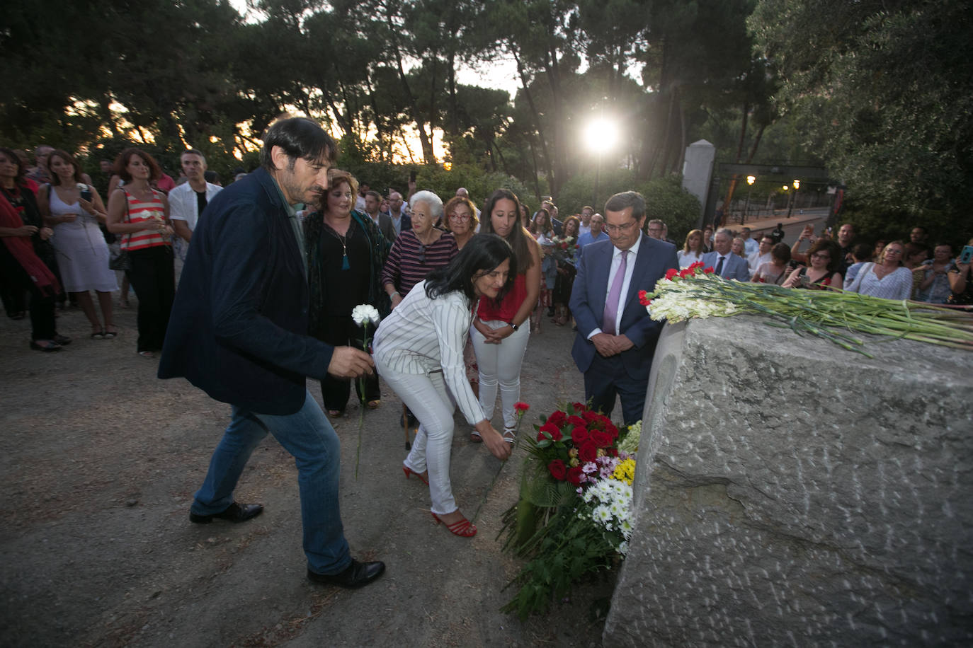 El actor Carmelo Gomez junto al nieto y la bisnieta de Agustín, el carpintero de El Fargue fusilado en la Guerra Civil, pusieron voz en el 83 aniversario de la muerte de García Lorca.