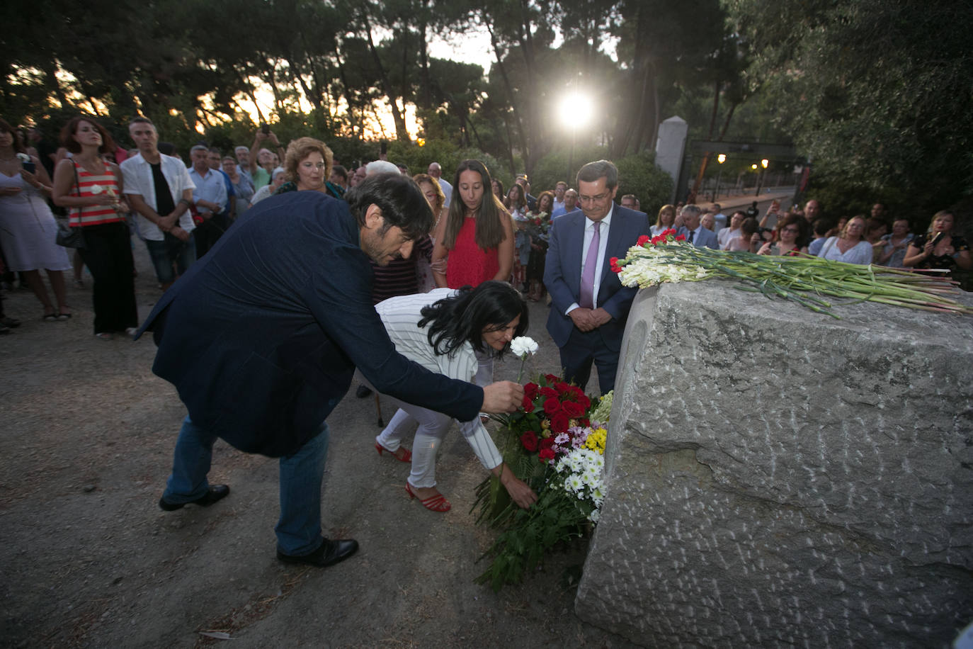 El actor Carmelo Gomez junto al nieto y la bisnieta de Agustín, el carpintero de El Fargue fusilado en la Guerra Civil, pusieron voz en el 83 aniversario de la muerte de García Lorca.