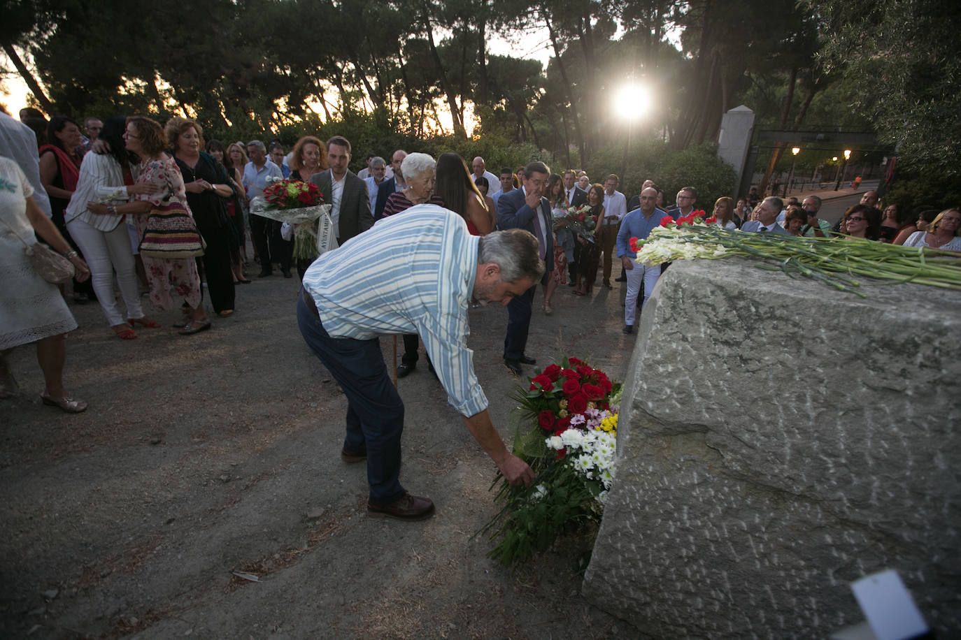 El actor Carmelo Gomez junto al nieto y la bisnieta de Agustín, el carpintero de El Fargue fusilado en la Guerra Civil, pusieron voz en el 83 aniversario de la muerte de García Lorca.