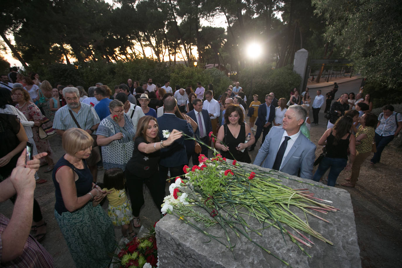 El actor Carmelo Gomez junto al nieto y la bisnieta de Agustín, el carpintero de El Fargue fusilado en la Guerra Civil, pusieron voz en el 83 aniversario de la muerte de García Lorca.