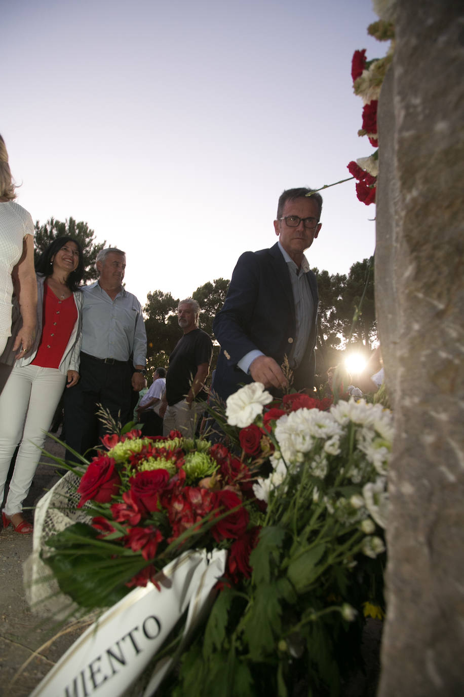 El actor Carmelo Gomez junto al nieto y la bisnieta de Agustín, el carpintero de El Fargue fusilado en la Guerra Civil, pusieron voz en el 83 aniversario de la muerte de García Lorca.