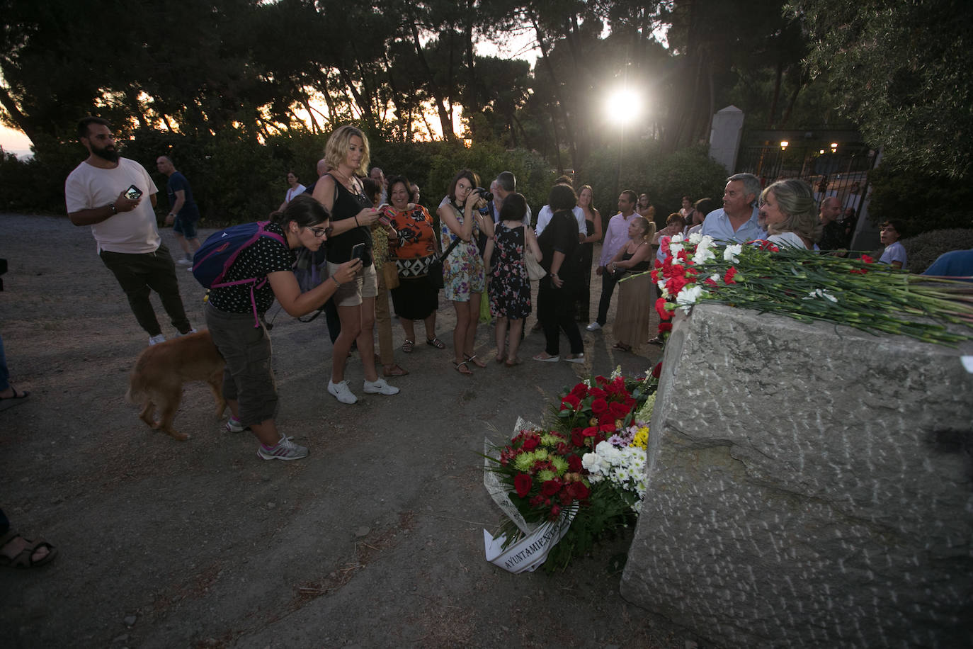 El actor Carmelo Gomez junto al nieto y la bisnieta de Agustín, el carpintero de El Fargue fusilado en la Guerra Civil, pusieron voz en el 83 aniversario de la muerte de García Lorca.