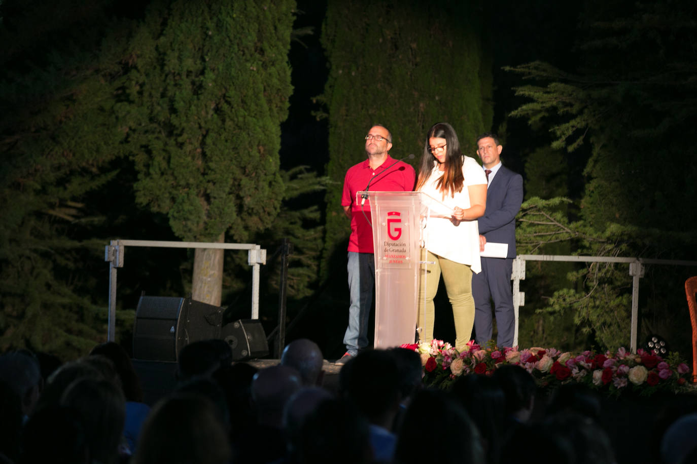 El actor Carmelo Gomez junto al nieto y la bisnieta de Agustín, el carpintero de El Fargue fusilado en la Guerra Civil, pusieron voz en el 83 aniversario de la muerte de García Lorca.