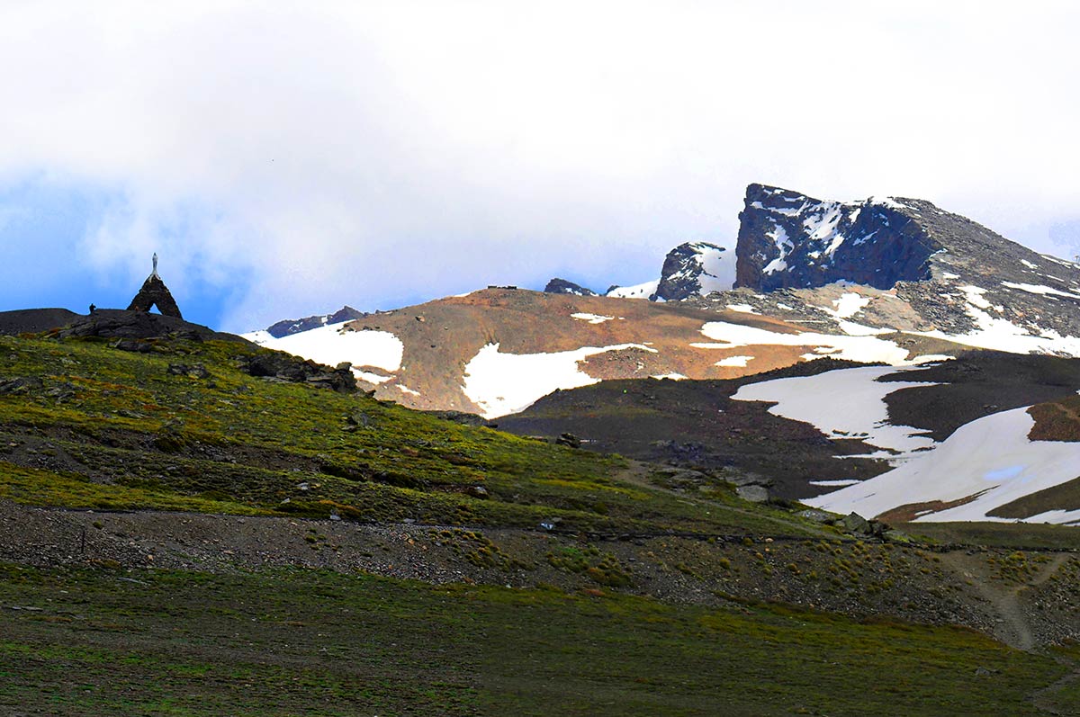 Virgen de las Nieves y cara norte del Veleta. Elementos del paisaje y biodiversidad que se han convertido en la imagen más representativa de la montaña nevadense