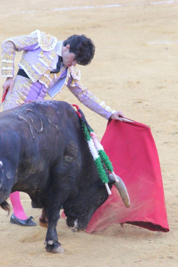 Fotos: La tarde de toros del lunes de Feria en Almería, foto a foto