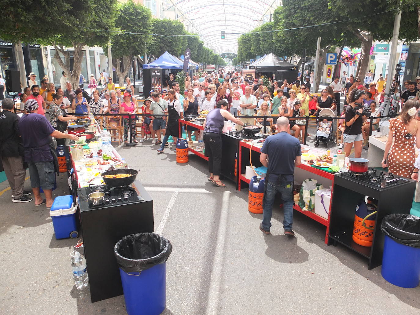 Migas de pan y pavías de Almería llenan el Paseo de la gastronomía