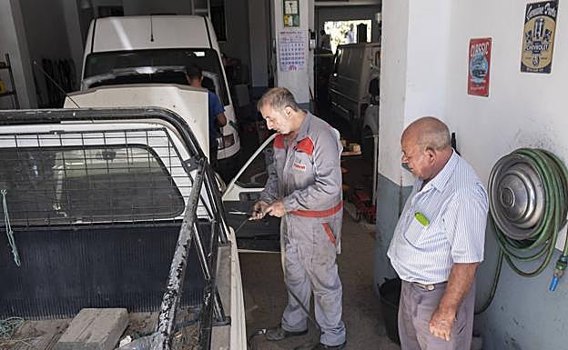 Imagen principal - Corte de luz en el Valle de Lecrín | Un día sin luz en Talará: «Es imposible trabajar sin electricidad»