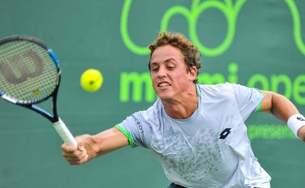 Carballés trata de devolver una bola con dificultades. 