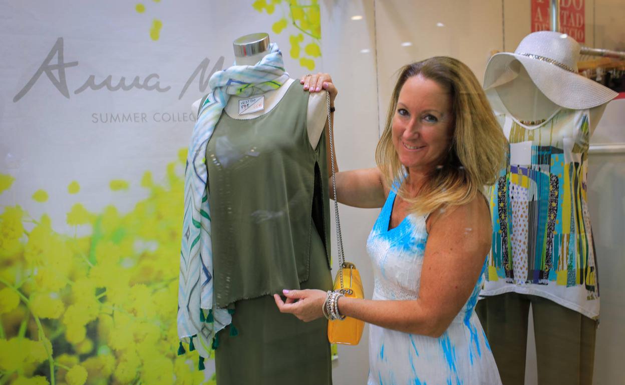 Amalia en en su punto de venta en la Plaza de la Caleta :