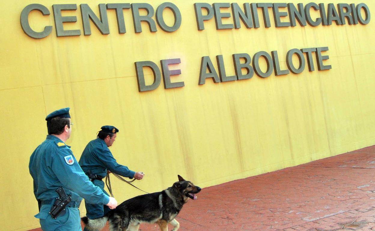 Incendio en la cárcel de Granada: un preso provoca el fuego y acopla dos colchones para evitar su rescate