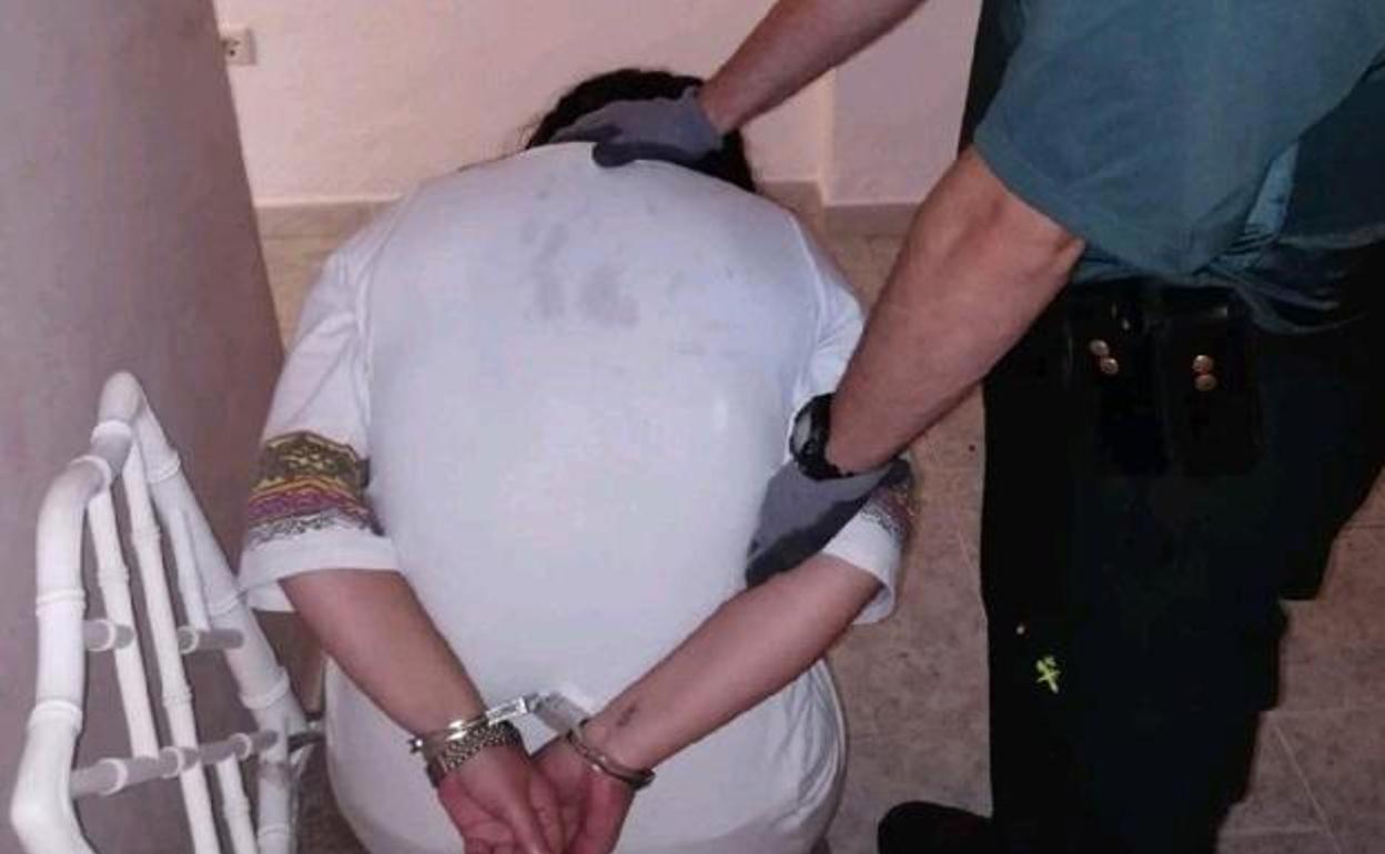 Apuñalamiento en Málaga: una mujer le clava un cuchillo a su pareja cuando dormía