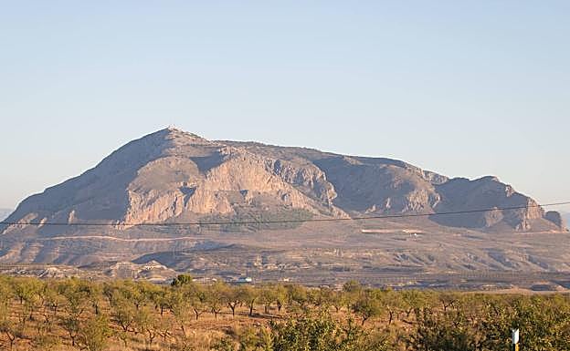 La subestación de Baza se construirá a las faldas del cerro Jabalcón.