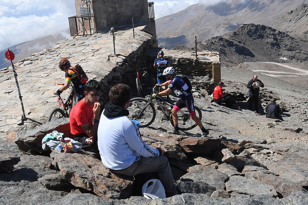 La segunda cima más alta de Sierra Nevada registra un creciente ir y venir de visitantes que alteran el equilibrio de un espacio natural frágil y único