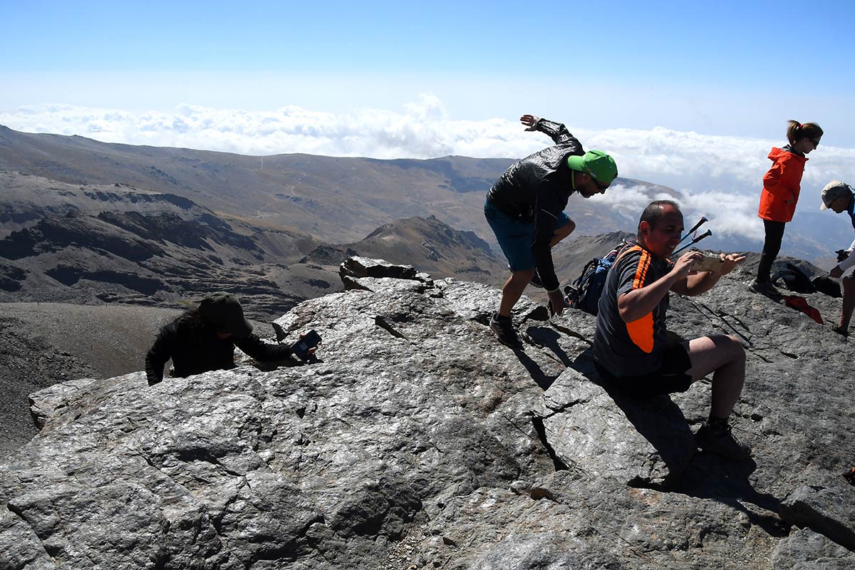 La segunda cima más alta de Sierra Nevada registra un creciente ir y venir de visitantes que alteran el equilibrio de un espacio natural frágil y único