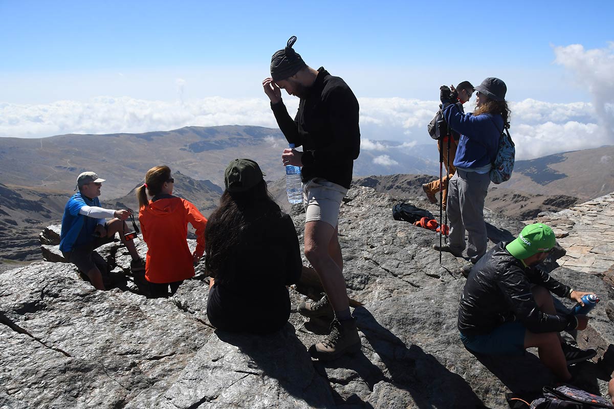 La segunda cima más alta de Sierra Nevada registra un creciente ir y venir de visitantes que alteran el equilibrio de un espacio natural frágil y único