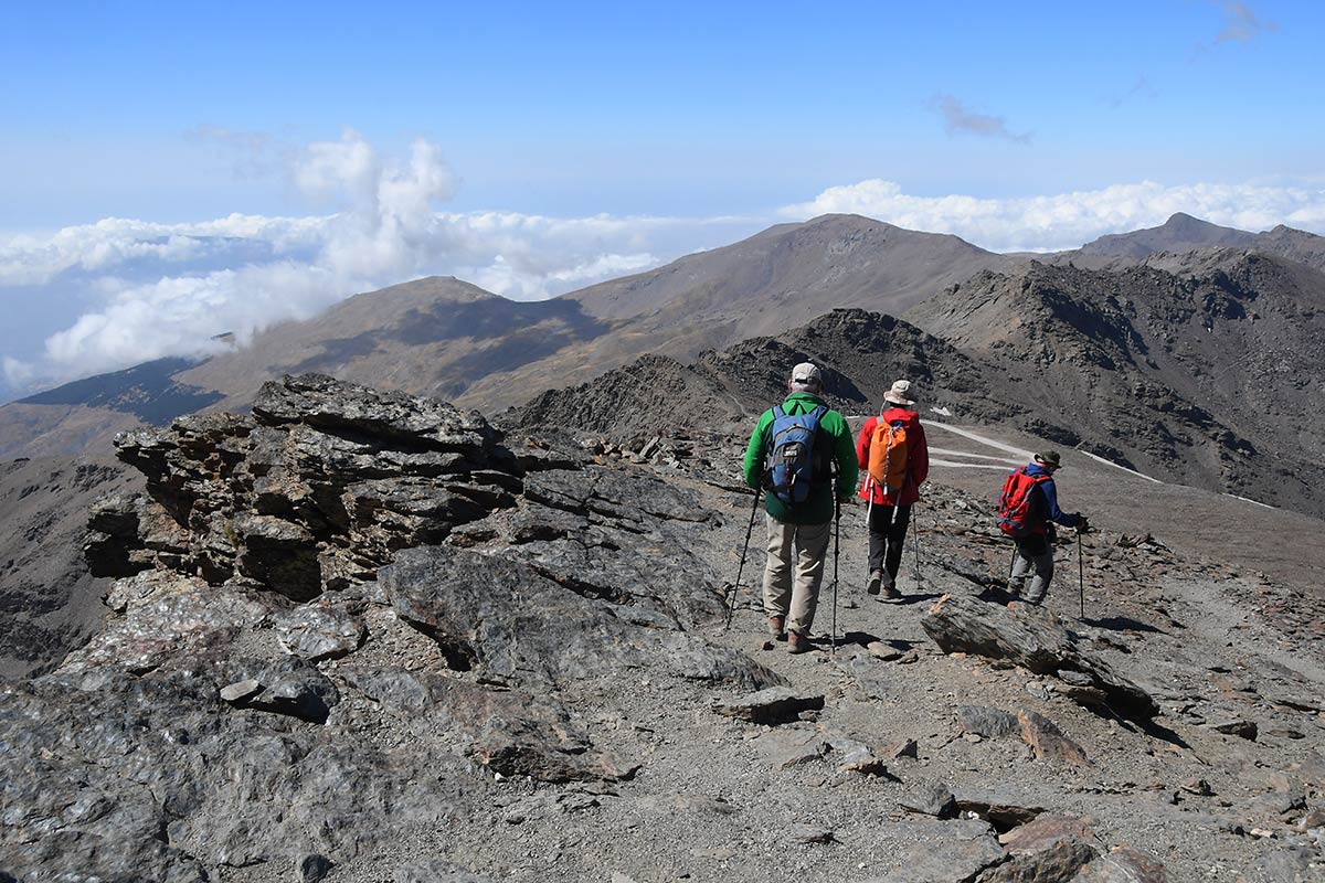 La segunda cima más alta de Sierra Nevada registra un creciente ir y venir de visitantes que alteran el equilibrio de un espacio natural frágil y único