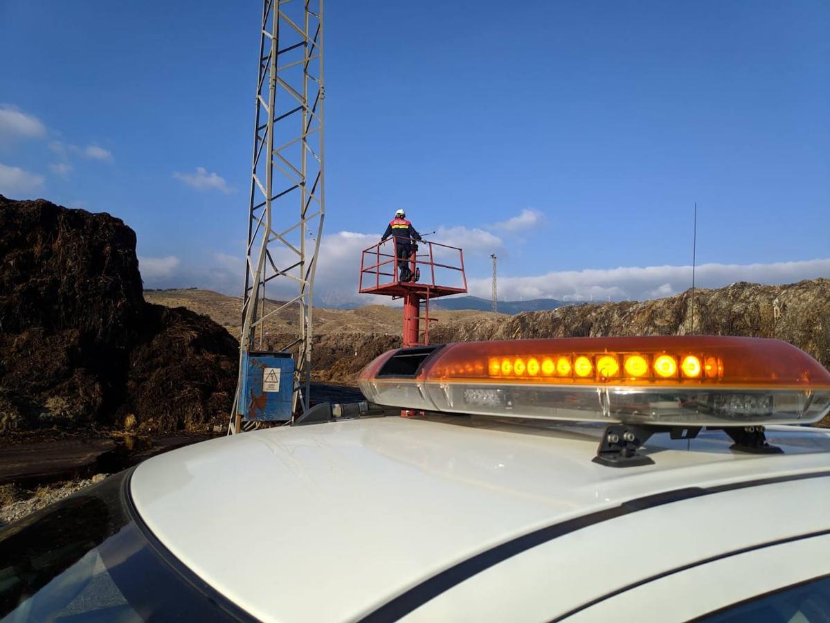 La aparatosa columna de humo impidió la visibilidad de los conductores en la carretera