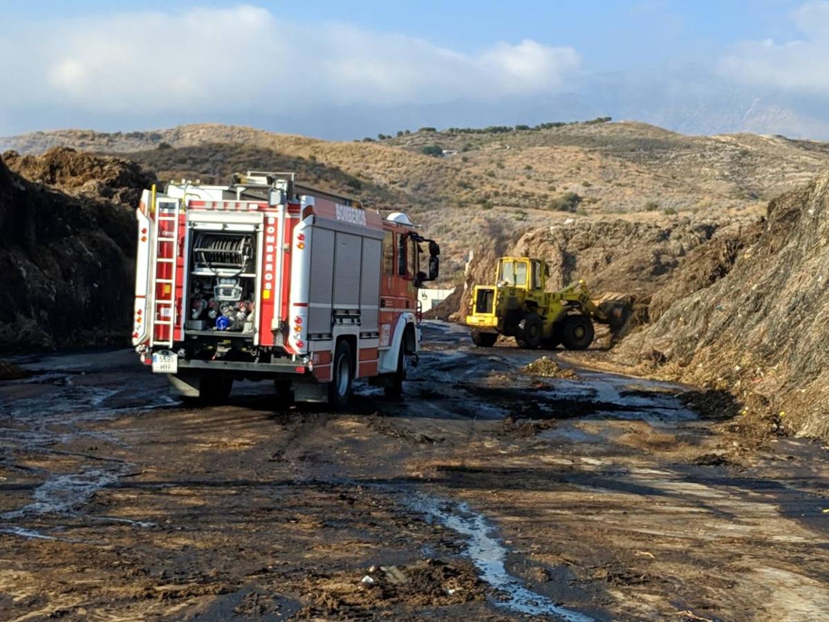 La aparatosa columna de humo impidió la visibilidad de los conductores en la carretera
