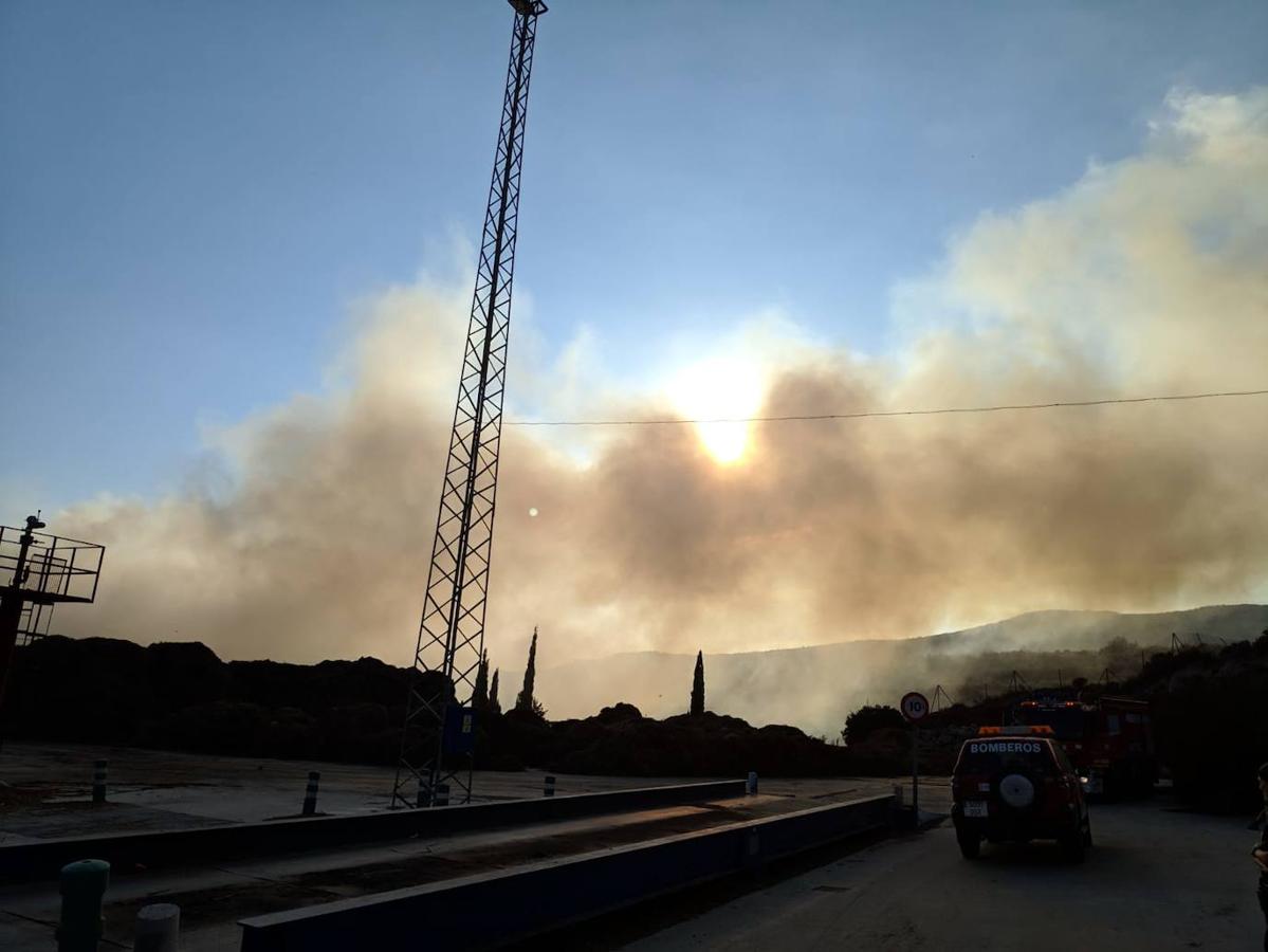 La aparatosa columna de humo impidió la visibilidad de los conductores en la carretera