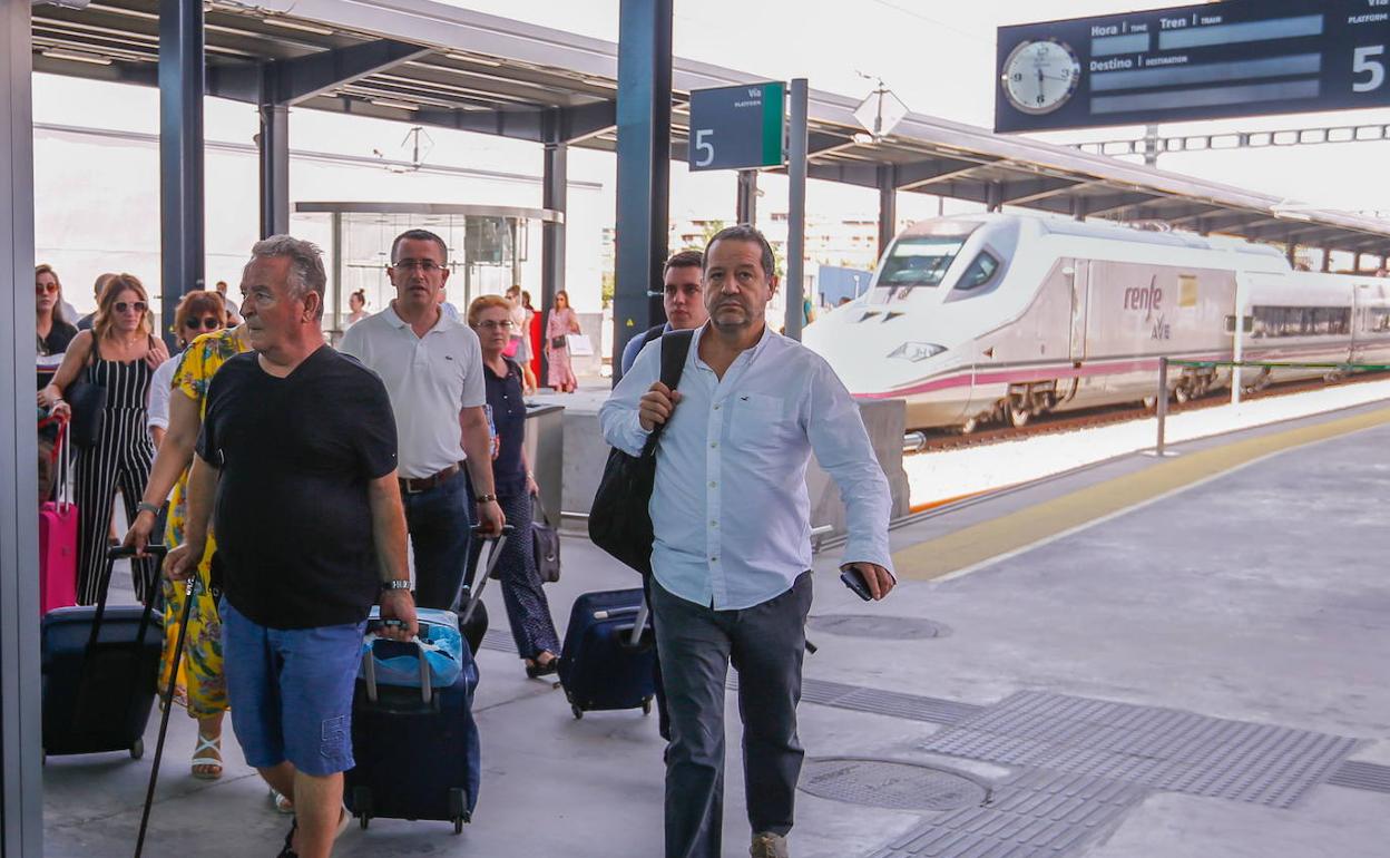 Pasajeros del AVE en Granada. 