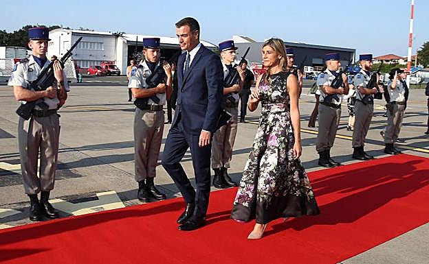 Pedro Sánchez y su esposa, Begoña Gómez, llegan a Biarritz. 