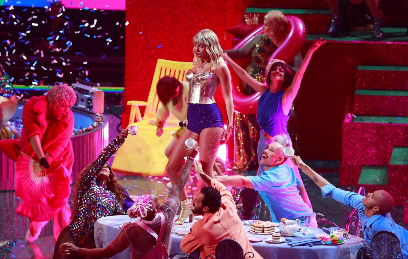 La cantante Taylor Swift durante su actuación en los MTV Awards.