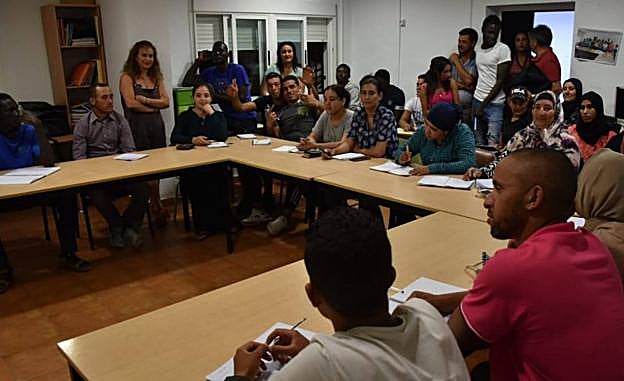 Parte de los estudiantes en el local hoy cerrado en Ventas de Zafarraya por la Administración municipal.