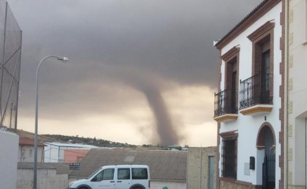 Imagen principal - Gota fría en Andalucía | Varios tornados y lluvias fuertes sorprenden a Campillos