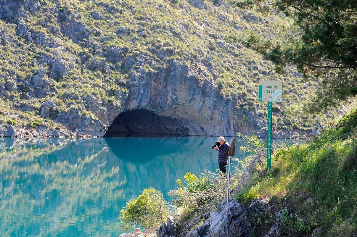 Entre La Peza y Quéntar, un humilde cauce protagoniza uno de los espacios fluviales con mayor biodiversidad del entorno de Granada, el río Aguas Blancas alimenta ecosistemas protegidos y aplaca la sed de la ciudad