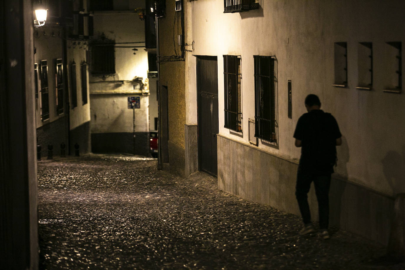 Las calles son territorio de turistas y de los que se aprovechan de ellos, sobre todo cuando cae la noche
