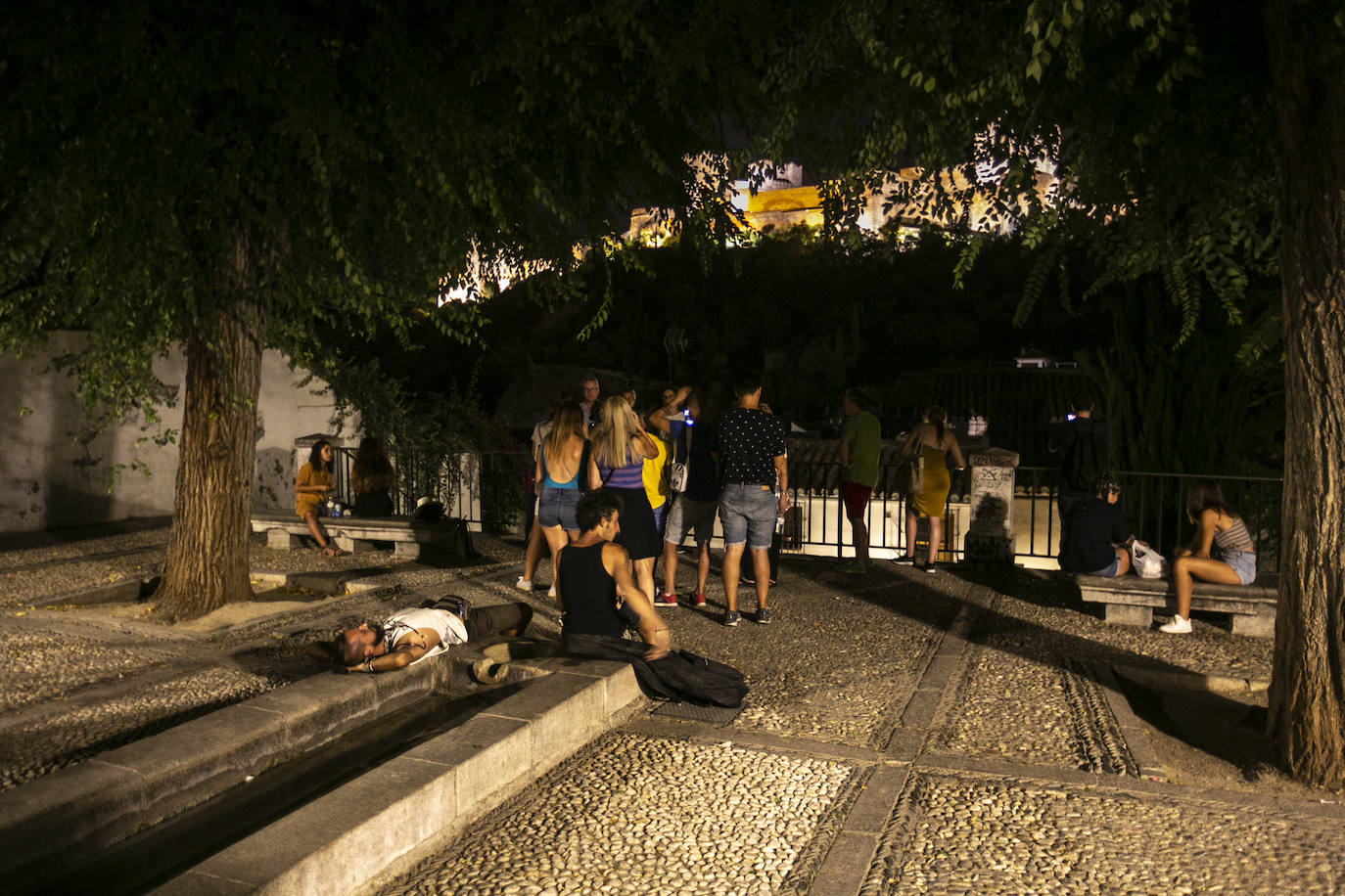 Las calles son territorio de turistas y de los que se aprovechan de ellos, sobre todo cuando cae la noche