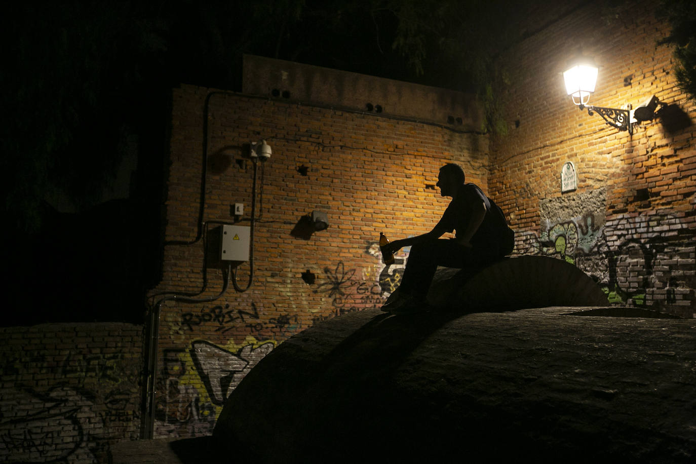 Las calles son territorio de turistas y de los que se aprovechan de ellos, sobre todo cuando cae la noche