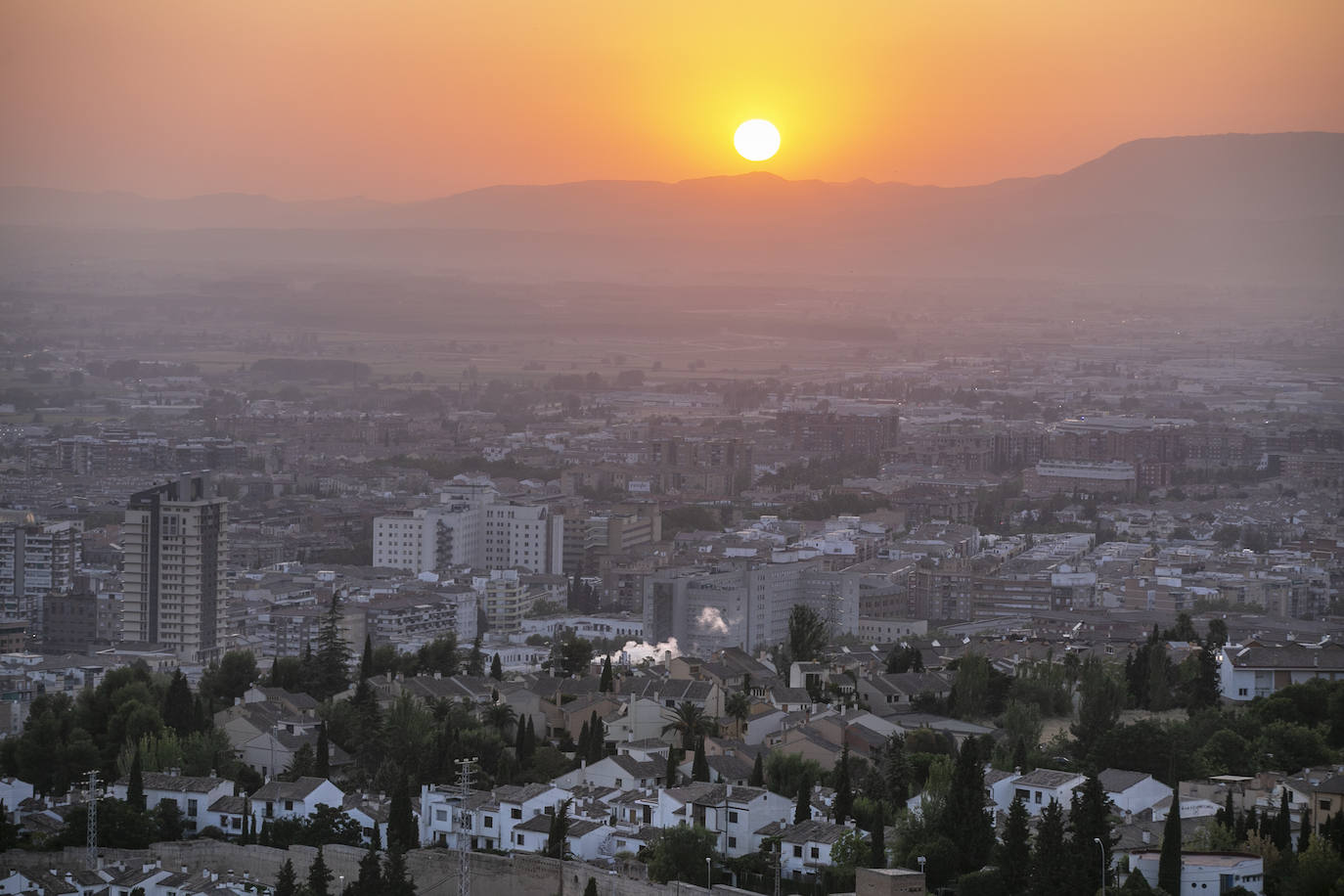 Las calles son territorio de turistas y de los que se aprovechan de ellos, sobre todo cuando cae la noche