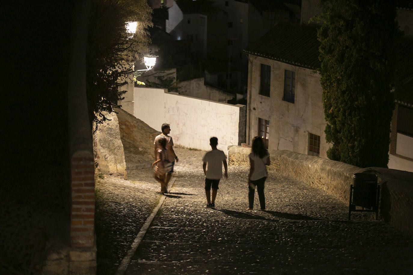 Las calles son territorio de turistas y de los que se aprovechan de ellos, sobre todo cuando cae la noche