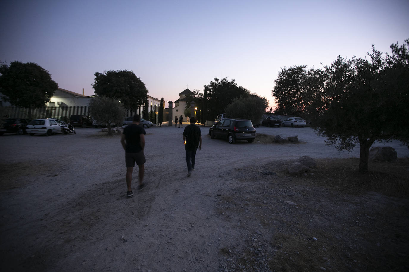 Las calles son territorio de turistas y de los que se aprovechan de ellos, sobre todo cuando cae la noche