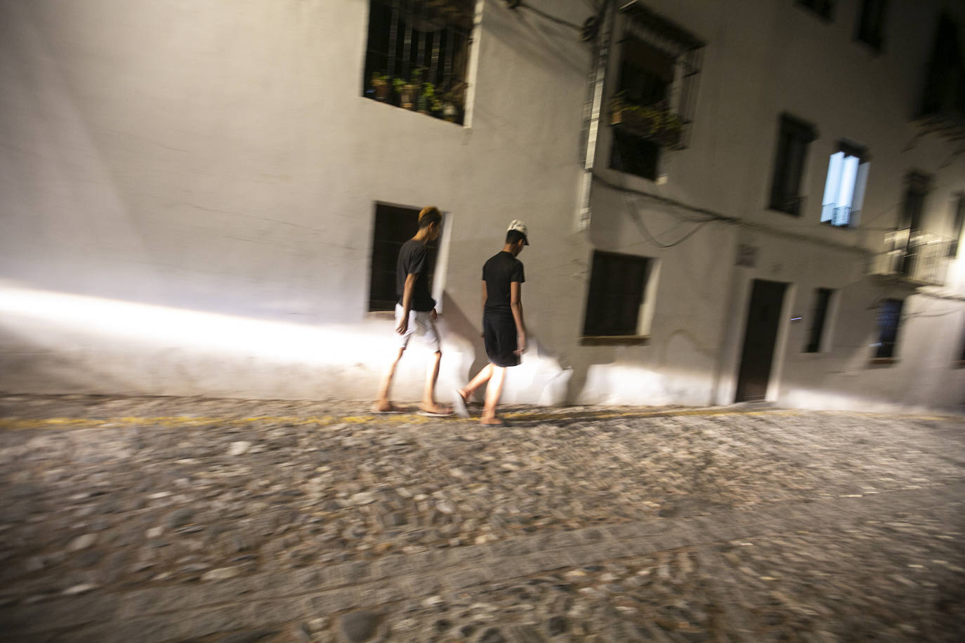 Las calles son territorio de turistas y de los que se aprovechan de ellos, sobre todo cuando cae la noche