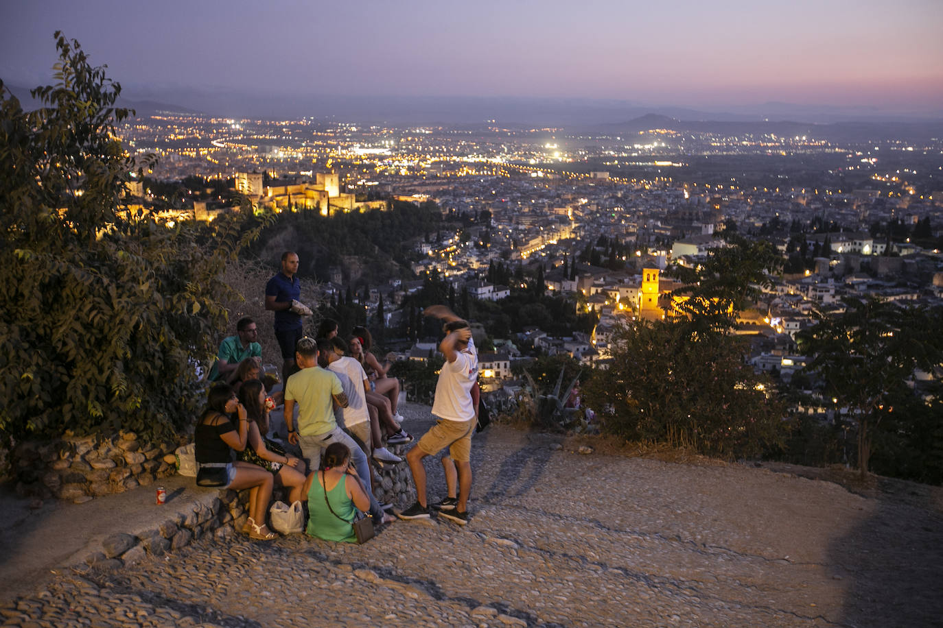 Las calles son territorio de turistas y de los que se aprovechan de ellos, sobre todo cuando cae la noche