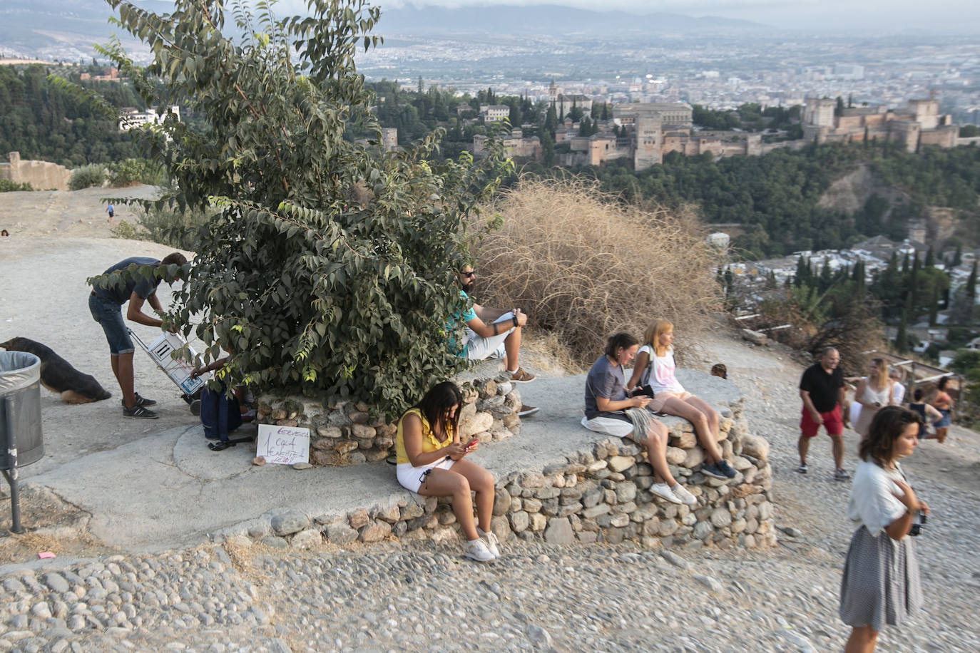 Las calles son territorio de turistas y de los que se aprovechan de ellos, sobre todo cuando cae la noche