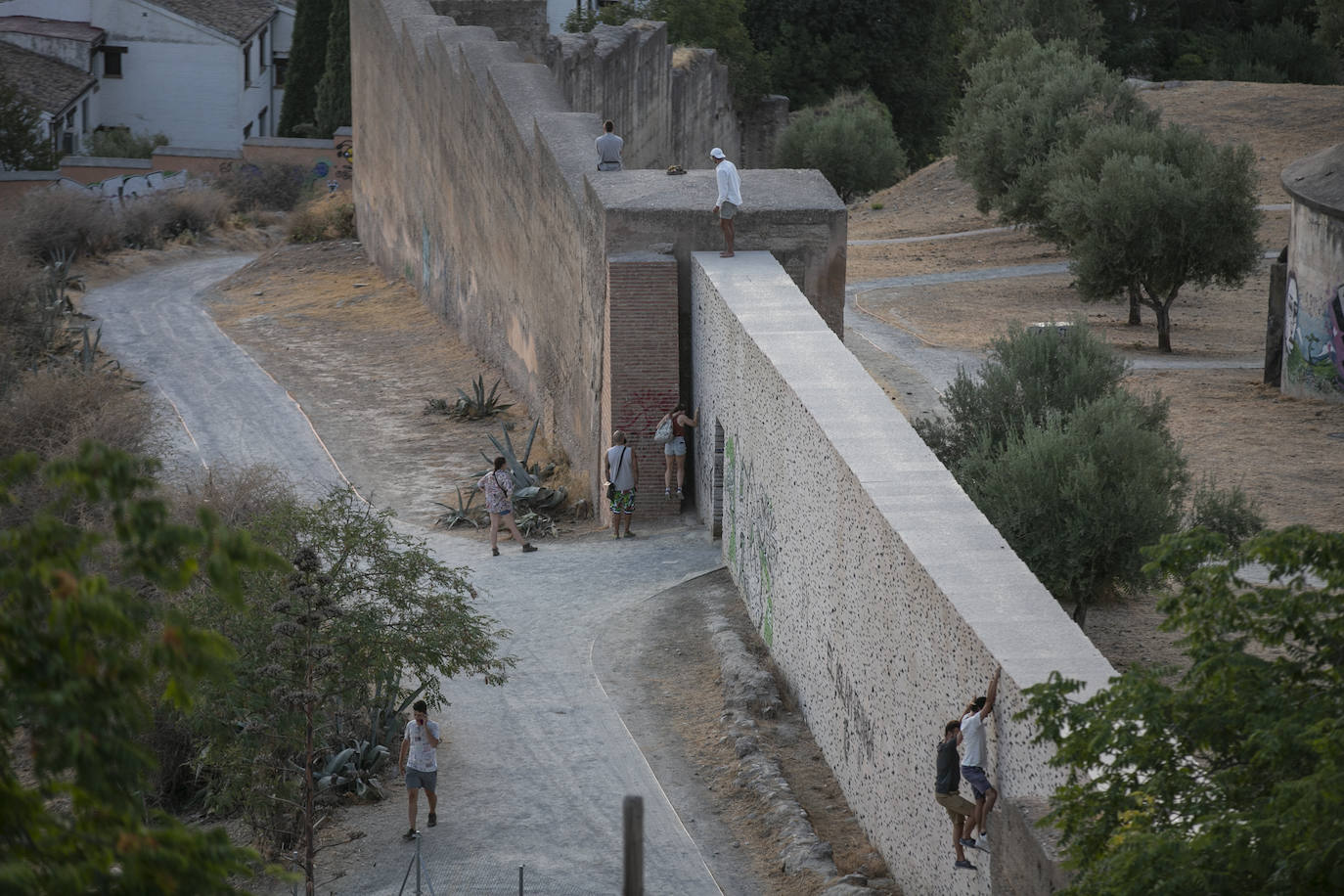 Las calles son territorio de turistas y de los que se aprovechan de ellos, sobre todo cuando cae la noche