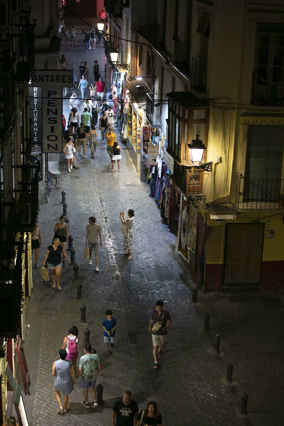 Las calles son territorio de turistas y de los que se aprovechan de ellos, sobre todo cuando cae la noche