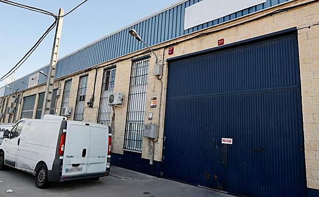 Fachada y puerta de la fábrica Magrudis, en el Polígono sevillano de El Pino.