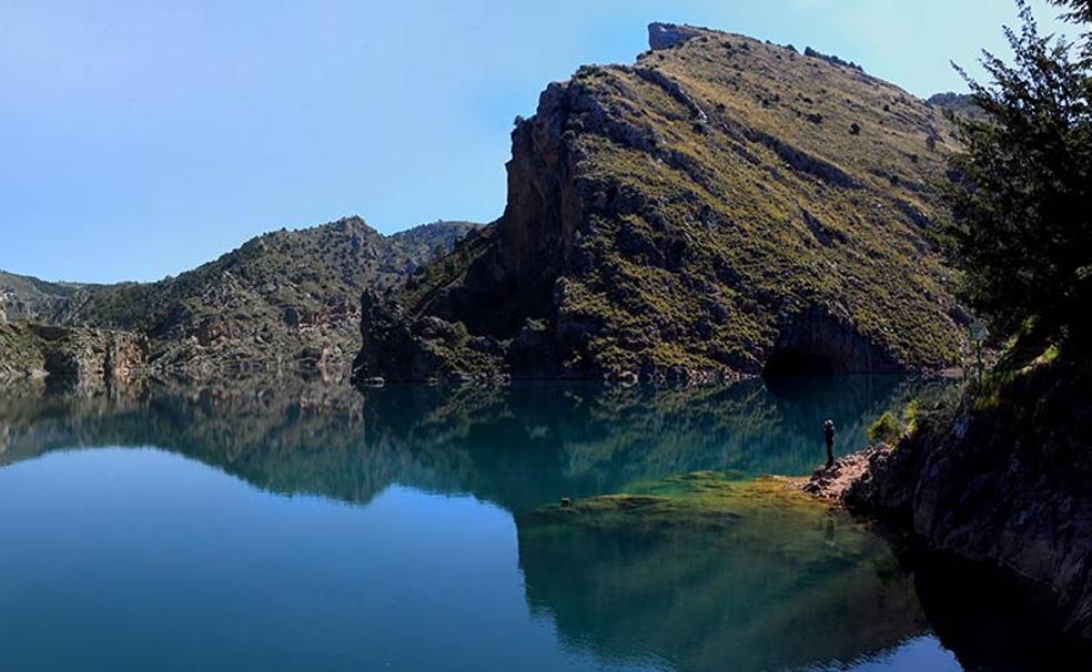 El embalse de Quéntar se alimenta del río Aguas Blancas, imagen al este de la presa 