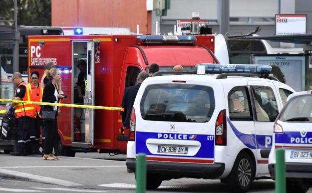 Equipos de emergencia acuden a la zona del ataque en Lyon.