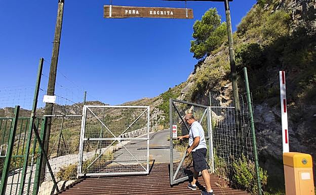 El concejal de Medio Ambiente, Luis Aragón, cierra la verja de Peña Escrita.