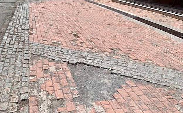 Estado del pavimento en la plaza de Andalucía. 